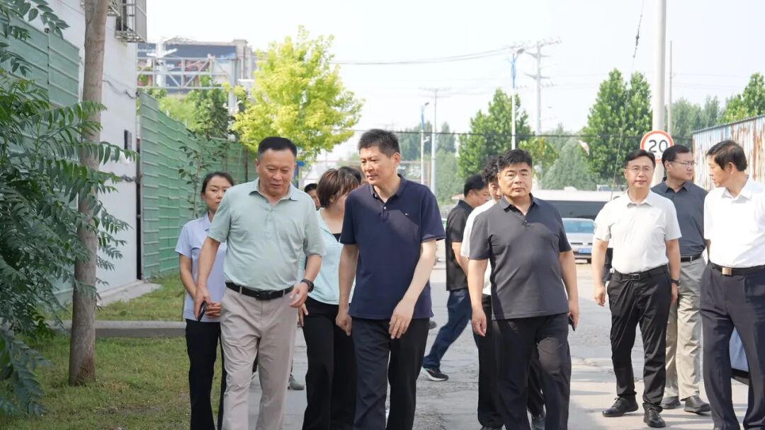 汲广树就环境提升精细化治理工作进行现场办公