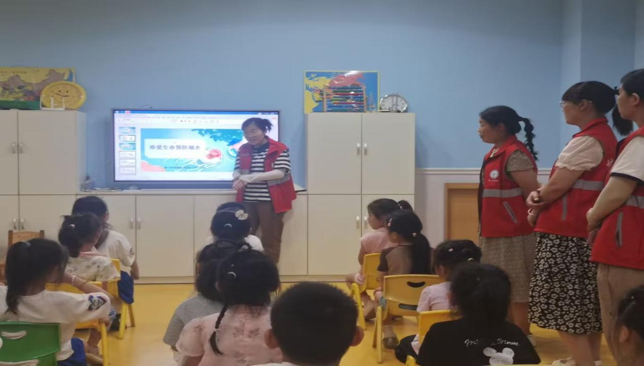 夏镇街道新河社区多措并举开展防溺水安全宣传