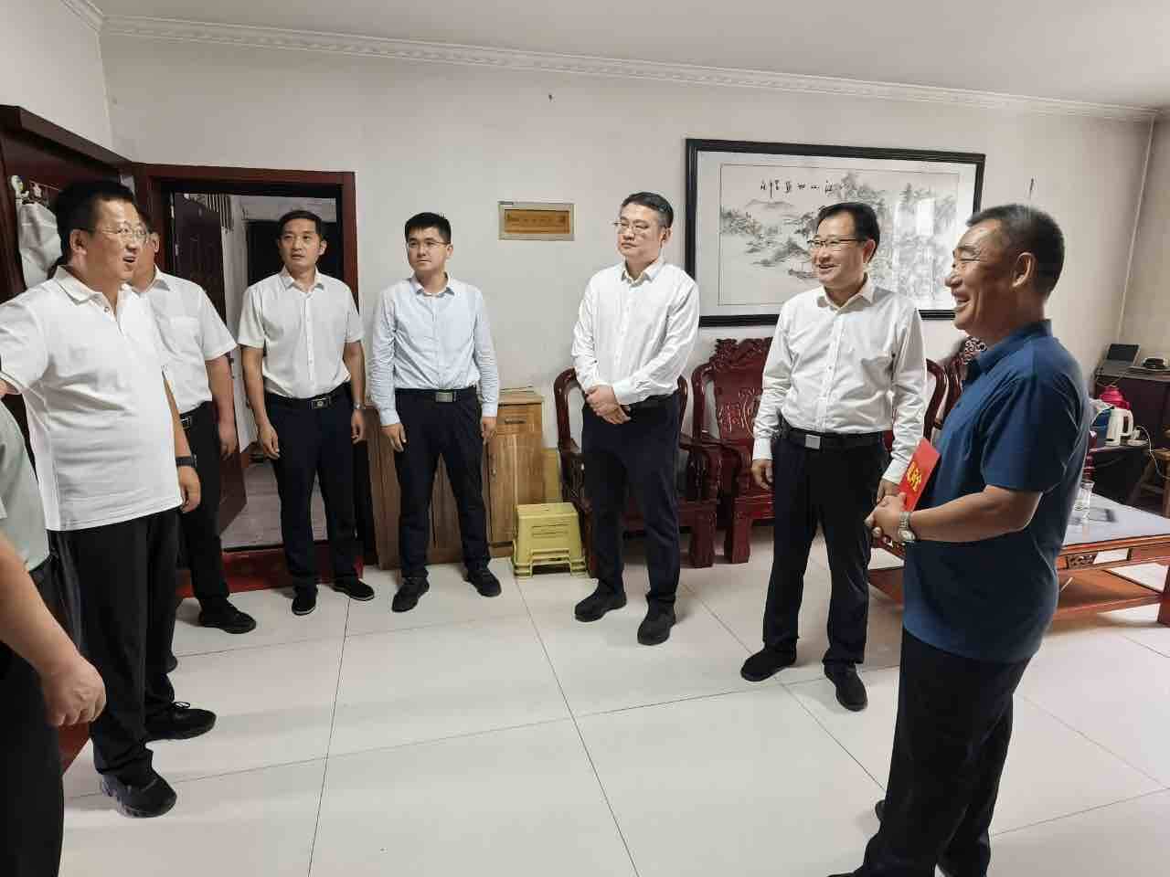 刘英会走访慰问部分生活困难党员