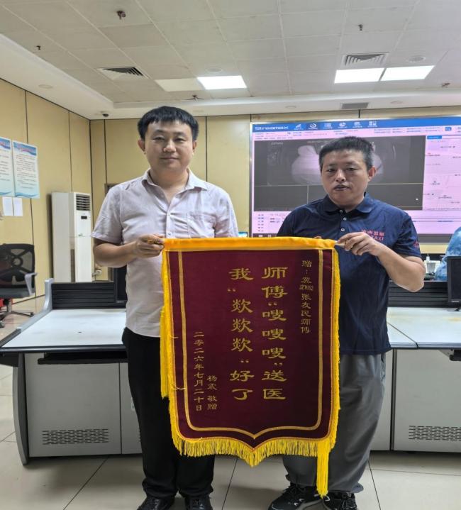 师傅嗖嗖嗖送医 我欻欻欻好了：的哥闯红灯救人