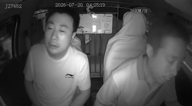 师傅嗖嗖嗖送医 我欻欻欻好了：的哥闯红灯救人