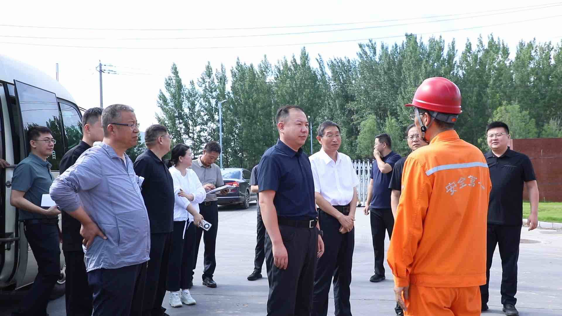 黄涛现场调度重点项目建设工作