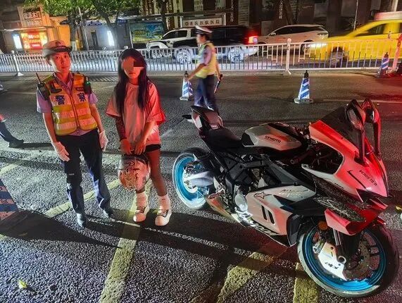 女子骑摩托车炸街连靠边停车都不熟练