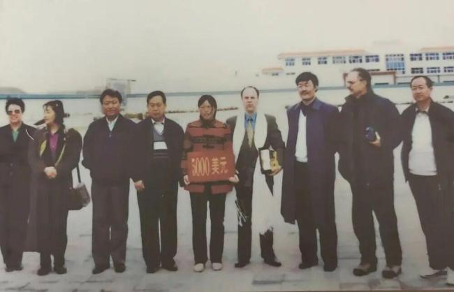 殷玉珍赛考斯重逢 眼含热泪紧紧相拥 27年友谊见证绿洲奇迹