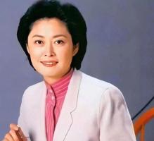 敬一丹主持焦点访谈20余年 温暖声音成荧幕经典记忆