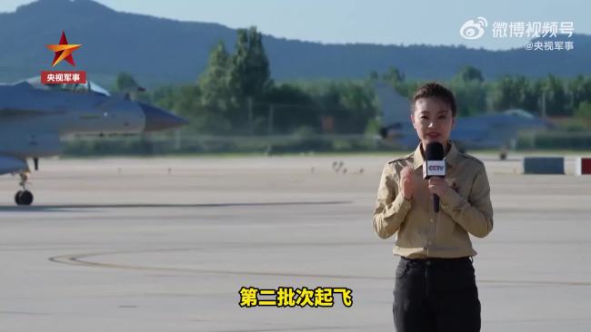 直击歼-10C挂弹实训现场