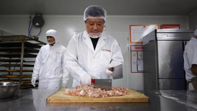 临沂食品公司赶制“炒鸡月饼” 创新融合地方特色
