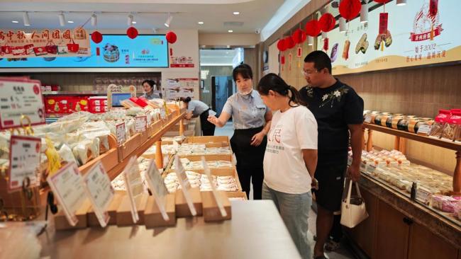 临沂食品公司赶制“炒鸡月饼” 创新融合地方特色