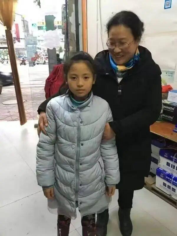 床头放菜刀的四川女孩开学典礼发言