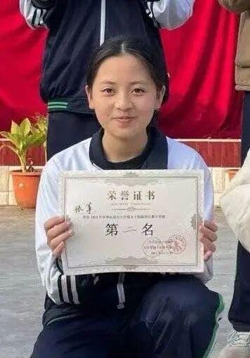 床头放菜刀的四川女孩开学典礼发言 从困境到梦想的蜕变
