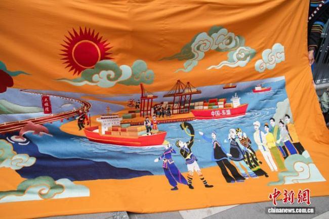 平陆运河壮锦长卷在南宁亮相 民族团结与东盟联动的织锦艺术