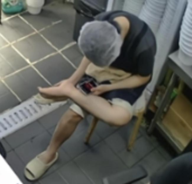 视频 店长回应员工拿拖鞋搓脚后装餐