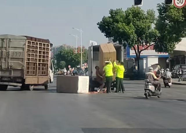 一货车掉落冰箱交警帮忙搬回 一分钟快速处置