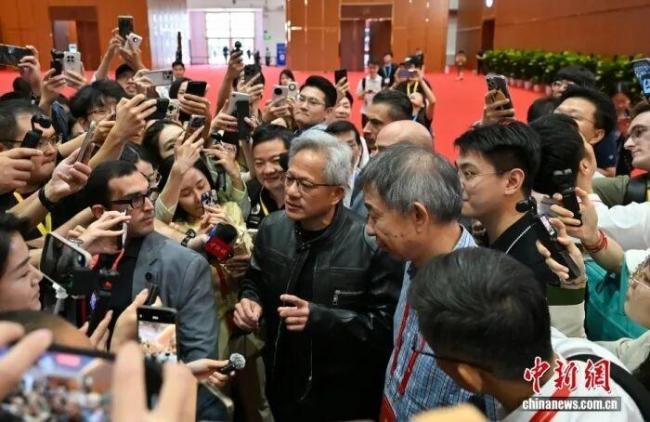 黄仁勋开免提 与特朗普讨论AI发展