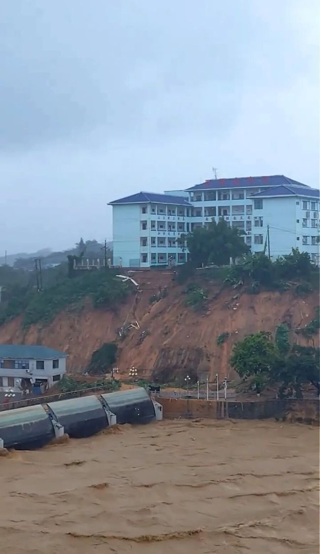 海南暴雨致一中学门前塌方暂无伤亡 学校紧邻塌方边缘