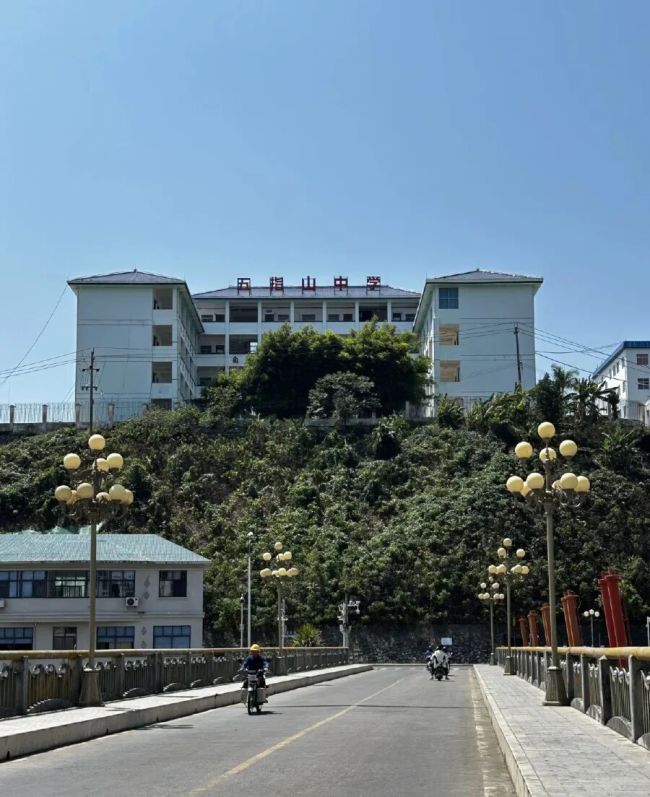海南暴雨致一中学门前塌方暂无伤亡 学校紧邻塌方边缘