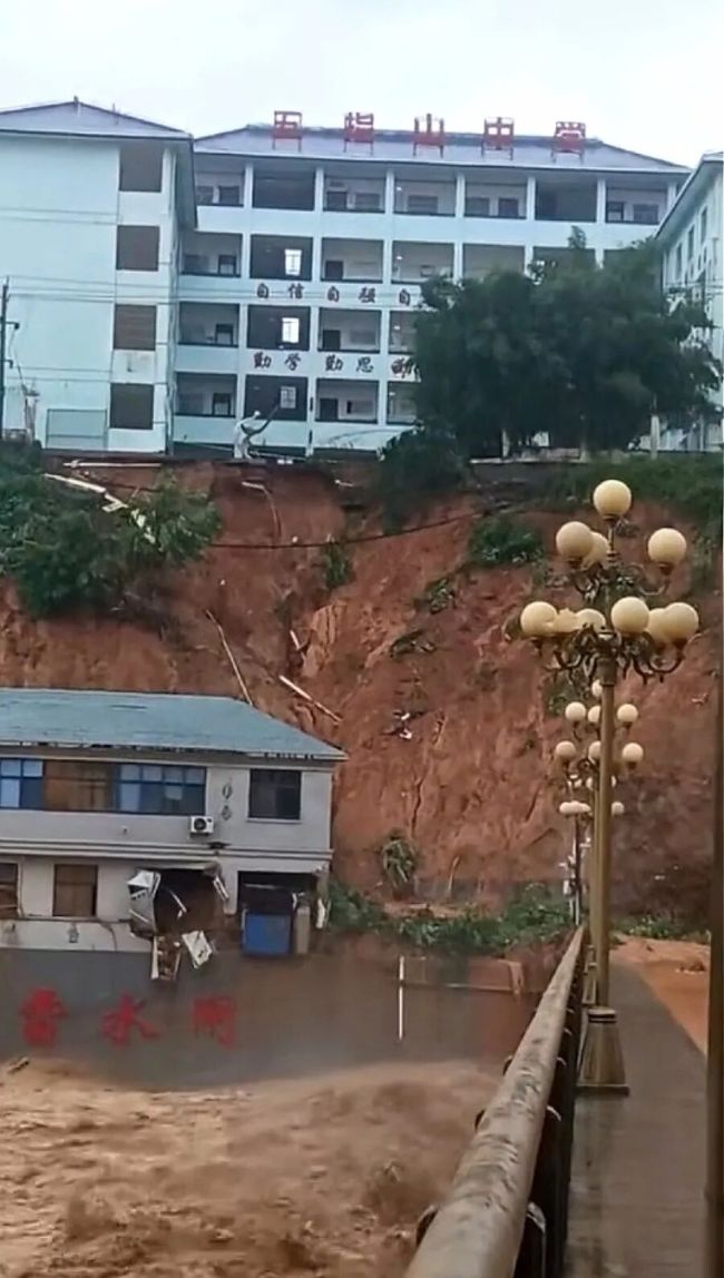 海南暴雨致一中学门前塌方暂无伤亡