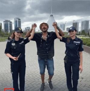 哈萨克斯坦两名女警遭开除