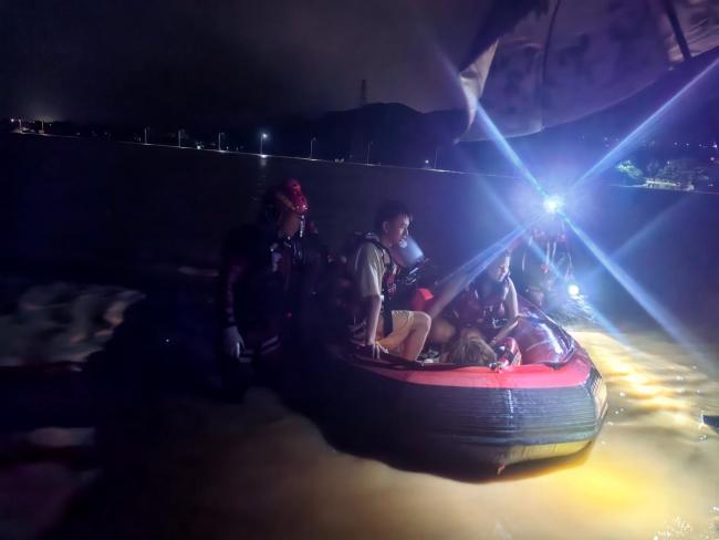 三亚强降雨被冲走的3人获救