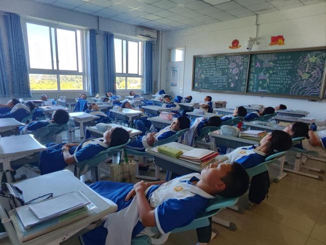 北京部分中小学午休探索躺睡