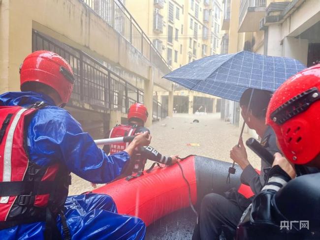 一小区1000余名居民求助转移 持续强降雨引发救援