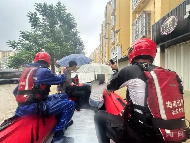 一小区1000余名居民求助转移 持续强降雨引发救援