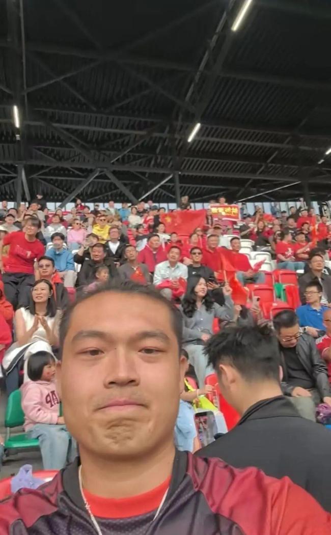 从“孤勇者”到一片中国红 球迷团结助威女足