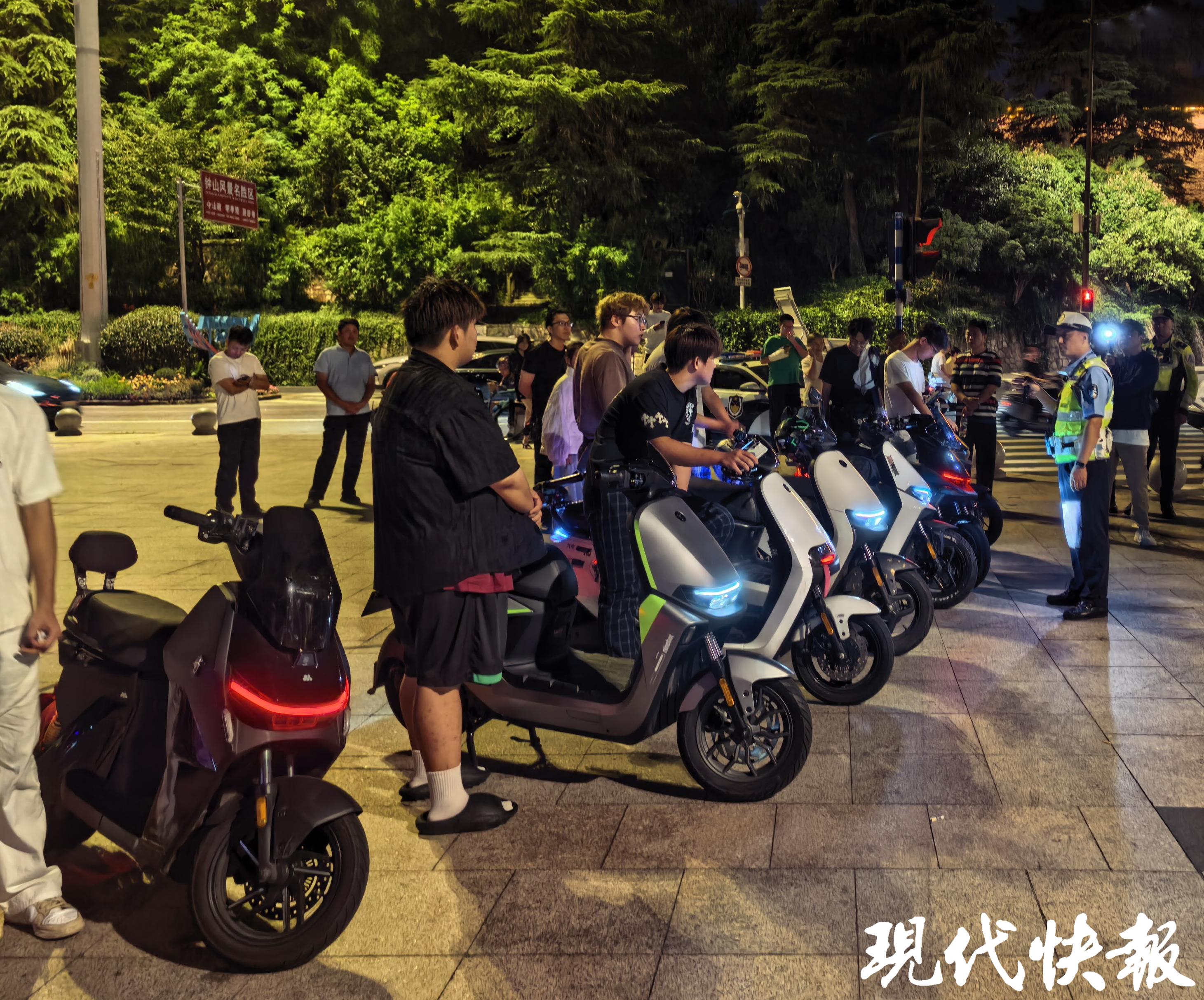 趁夜色“跑山”骑行?南京交警夜查非法改装电动车,多名未成年骑手被查