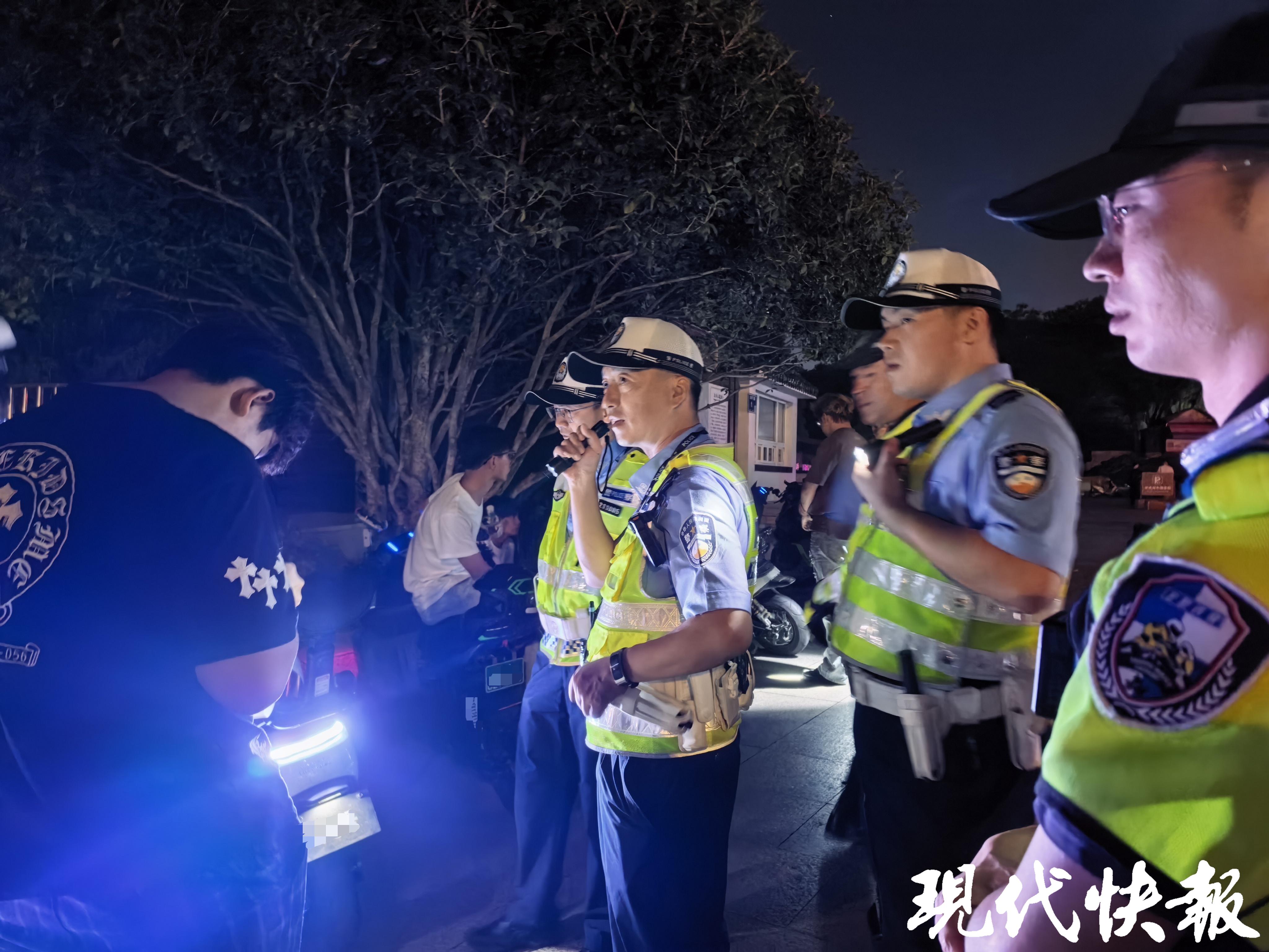 趁夜色“跑山”骑行?南京交警夜查非法改装电动车,多名未成年骑手被查