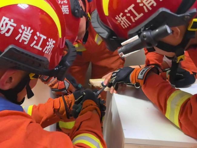 女孩手指被气钉枪扎穿 消防救援 精细操作助脱困