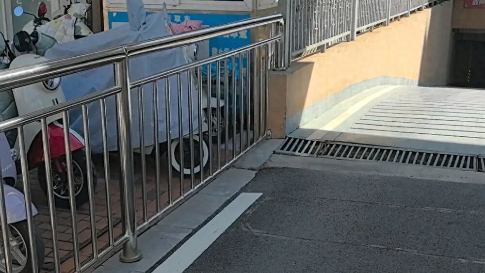 女子酒后在小区内挪车撞上护栏,法院认定小区道路属公共道路