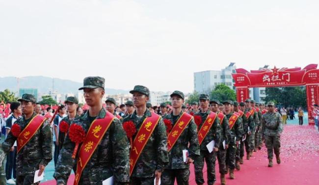 广东佛冈新兵踏上军旅征程 家乡深情送祝福