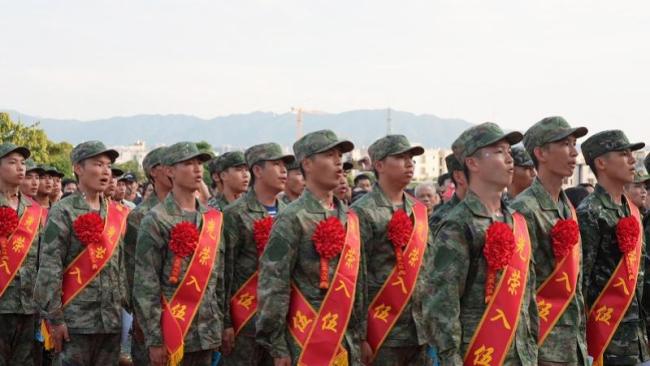 广东佛冈新兵踏上军旅征程 家乡深情送祝福