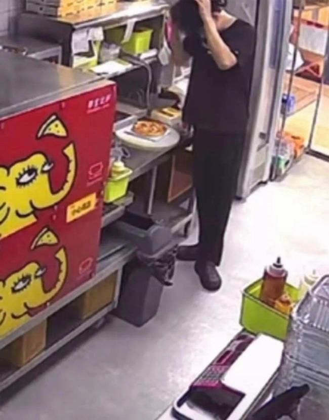尊宝比萨回应“员工向比萨撒头屑”