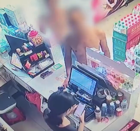 女店员与两赤身男子发生争执遭掌掴 网友：暴力解决问题不可取