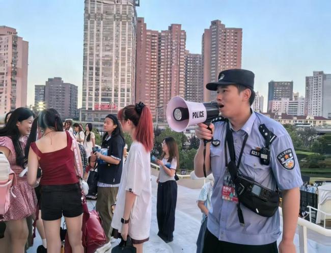 8岁女孩公园被推倒报警 民警回应 “这不叫浪费警力”