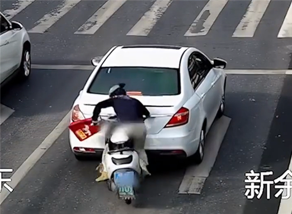 女子追尾等红灯小车还怪对方乱停