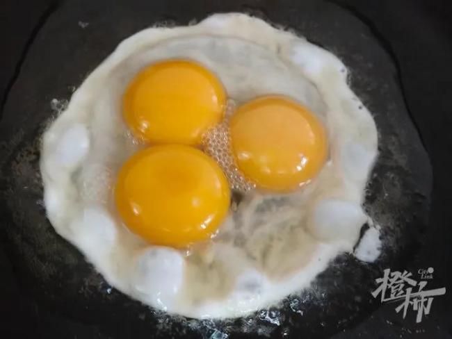 女子做饭发现三黄蛋:像中了彩票