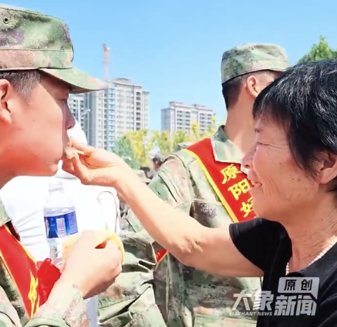 新兵即将踏上军旅,临行前被亲人喂上一口热饺子