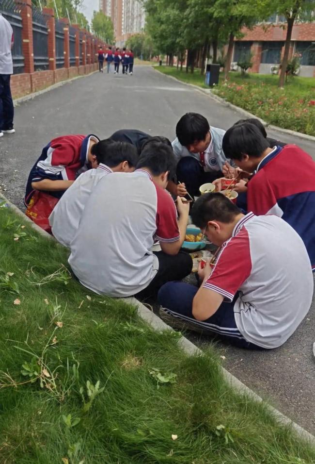 妈妈给儿子送饭引来一群住校娃蹭饭