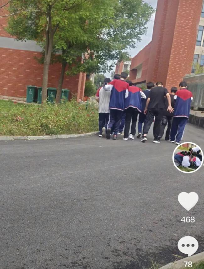 妈妈给儿子送饭引来一群住校娃蹭饭 温暖举动获赞无数