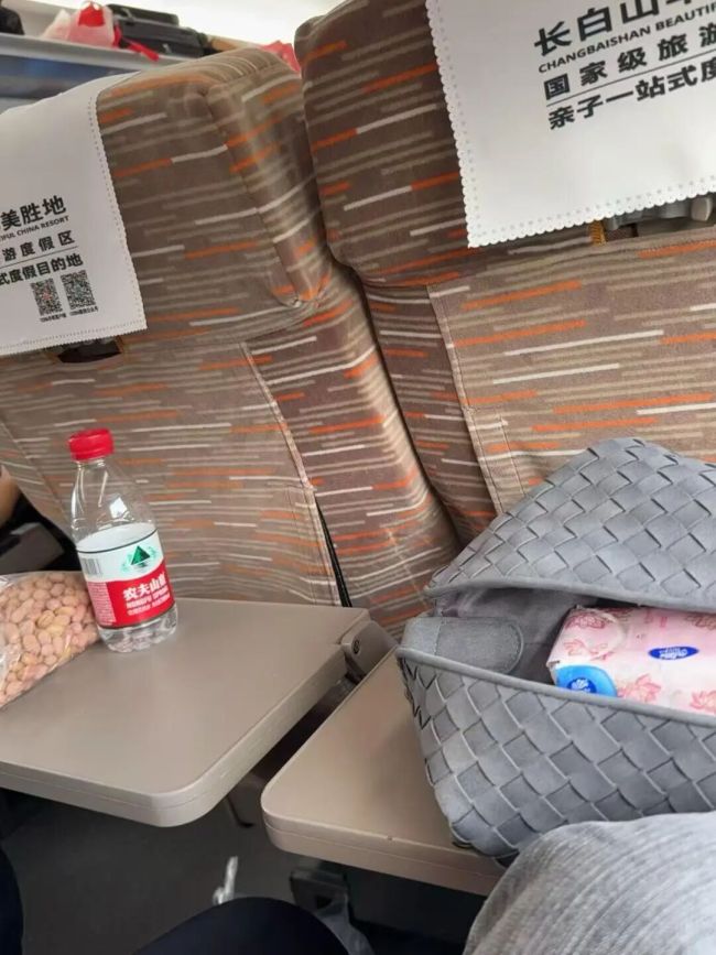 乘客吐槽高铁邻座喝白酒 12306回应