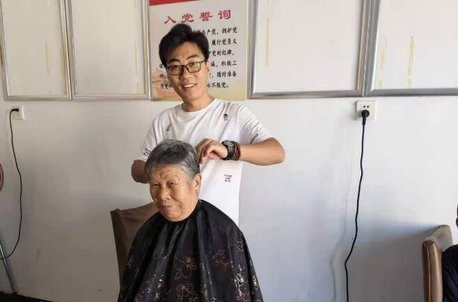 情暖双节，爱心义剪！大柳镇邢庄村为老人免费理发