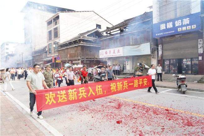 贵州从江苗侗村寨盛装送新兵 展现拥军优属浓厚氛围