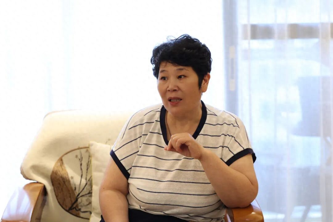 爆红、争议与决裂:房主任“进城”的这一年