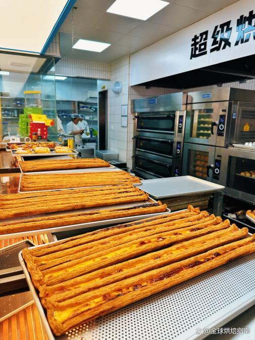 16.8元超长蛋挞走红:排2小时限购5个 新奇甜品引热潮