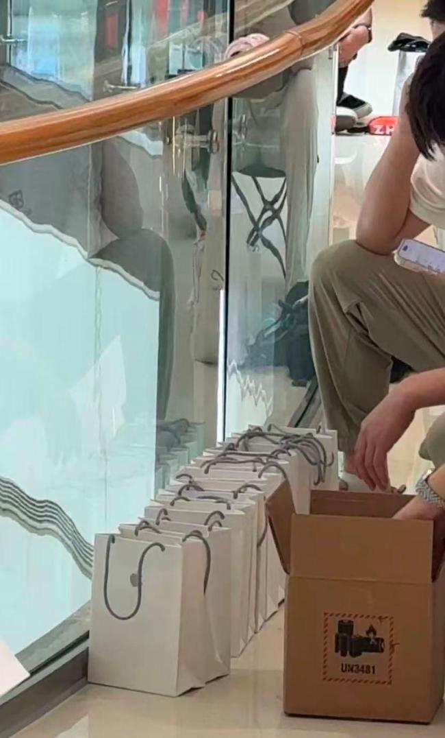 实探苹果门店:iPhone18黑色最早售罄 黄牛加价收货忙