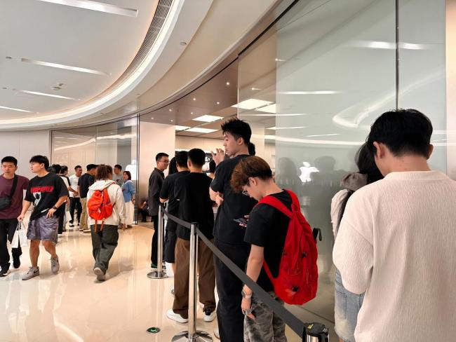 实探苹果门店:iPhone18黑色最早售罄 黄牛加价收货忙