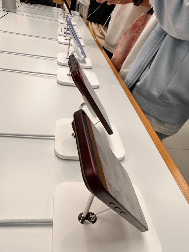 实探苹果门店:iPhone18黑色最早售罄 黄牛加价收货忙