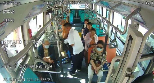 公交司机下车帮老人抬小推车